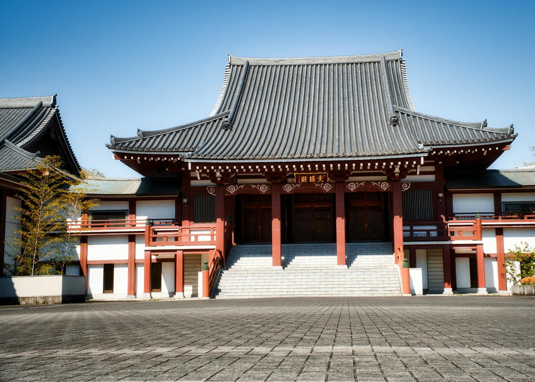 Front view of Zojoji Temple in Tokyo with traditional wooden gate and pagoda