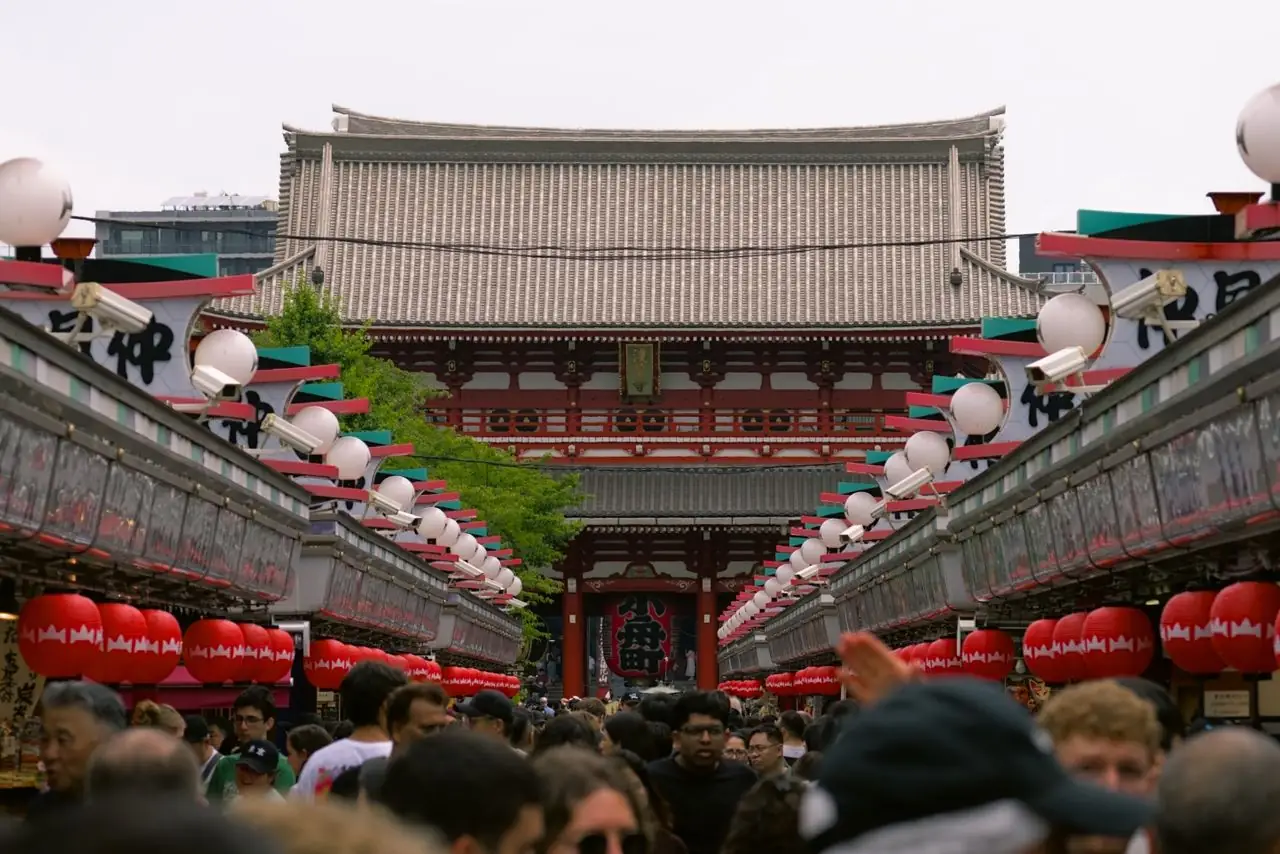 Crowds on Nakamise shopping street leading to Hozomon Gate at Senso-ji in Asakusa