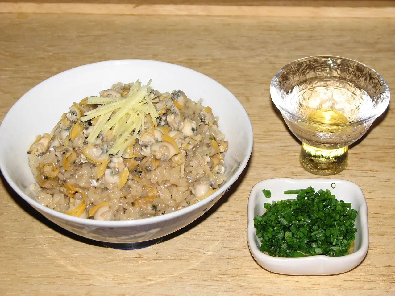 Bowl of takikomi-style Fukagawa meshi clam rice with ginger and chopped green onion