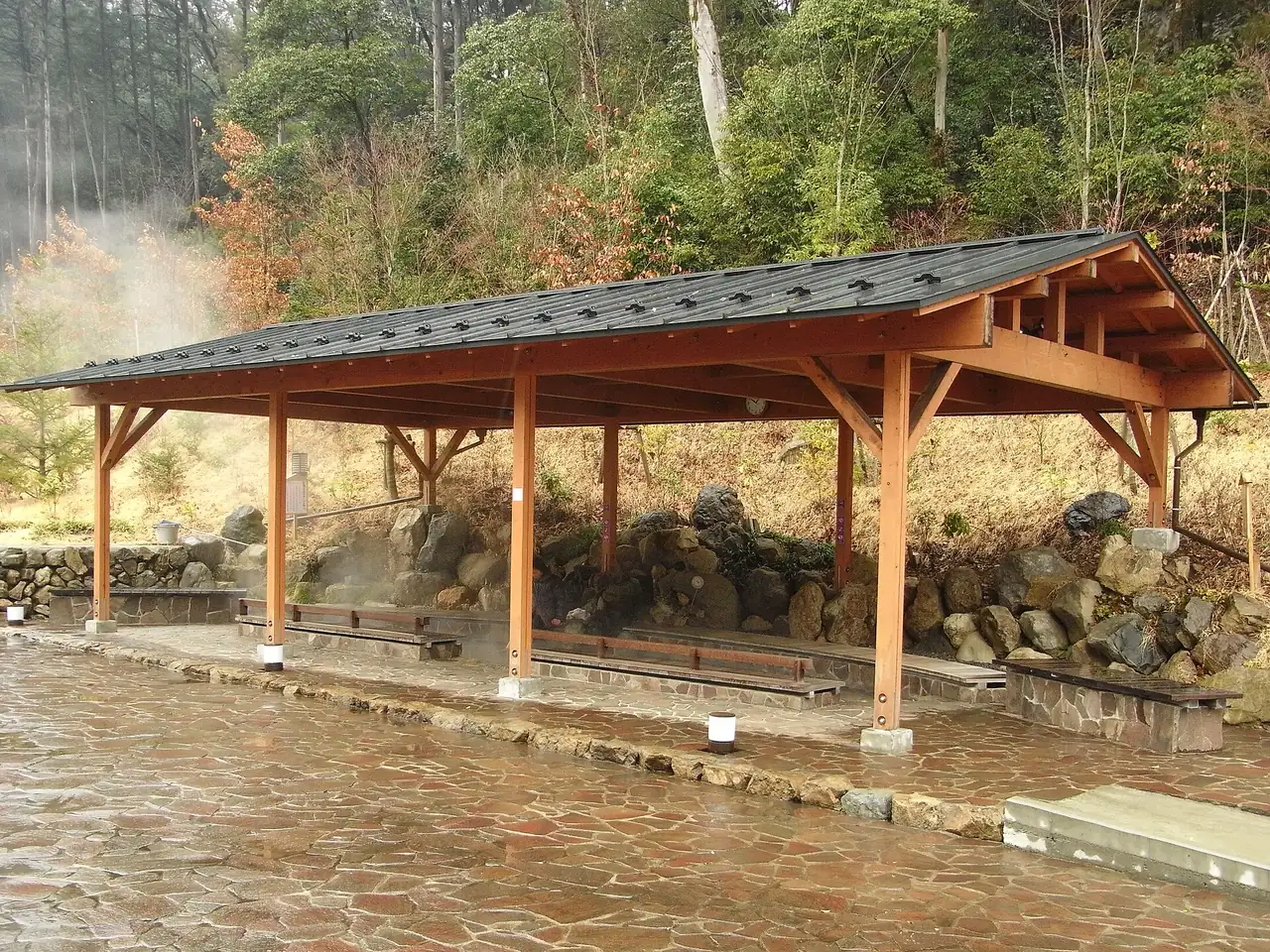 The roofed wooden public footbath outside Seoto-no-yu hot spring