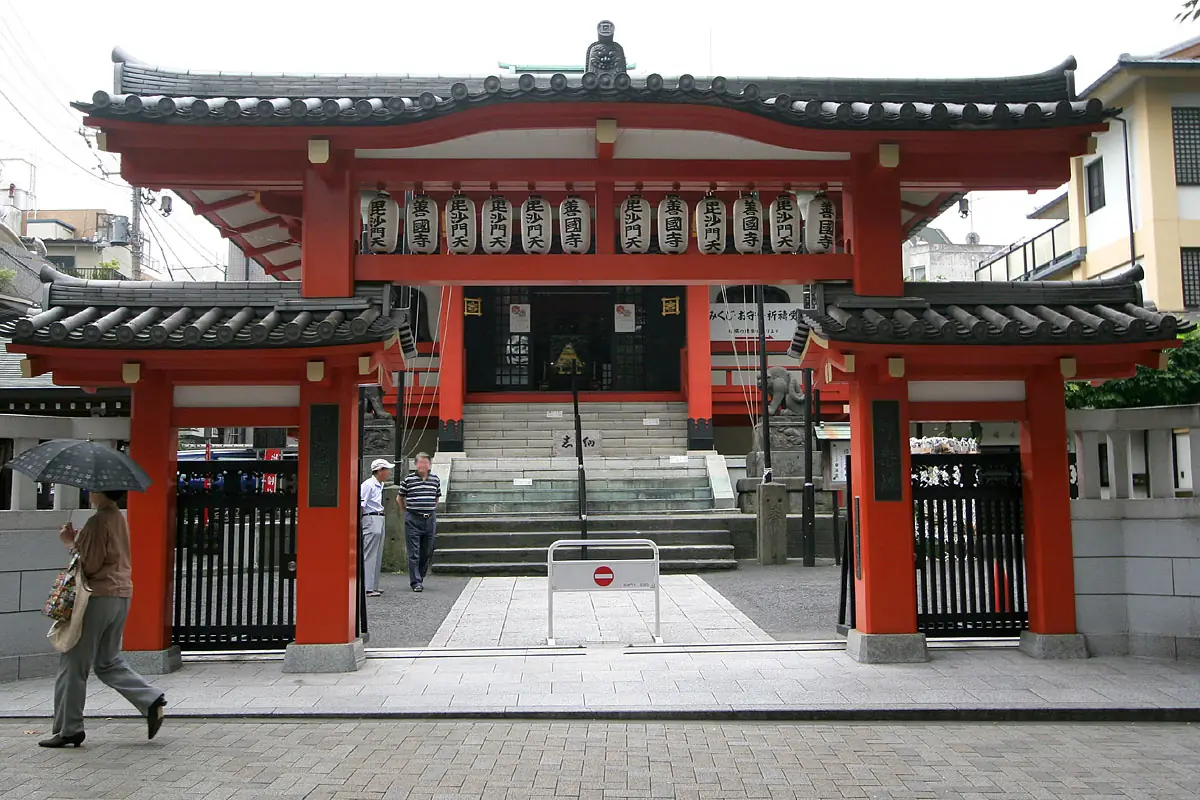 Vermilion gate and lantern-hung entrance of Zenkokuji Temple on Kagurazaka-dori