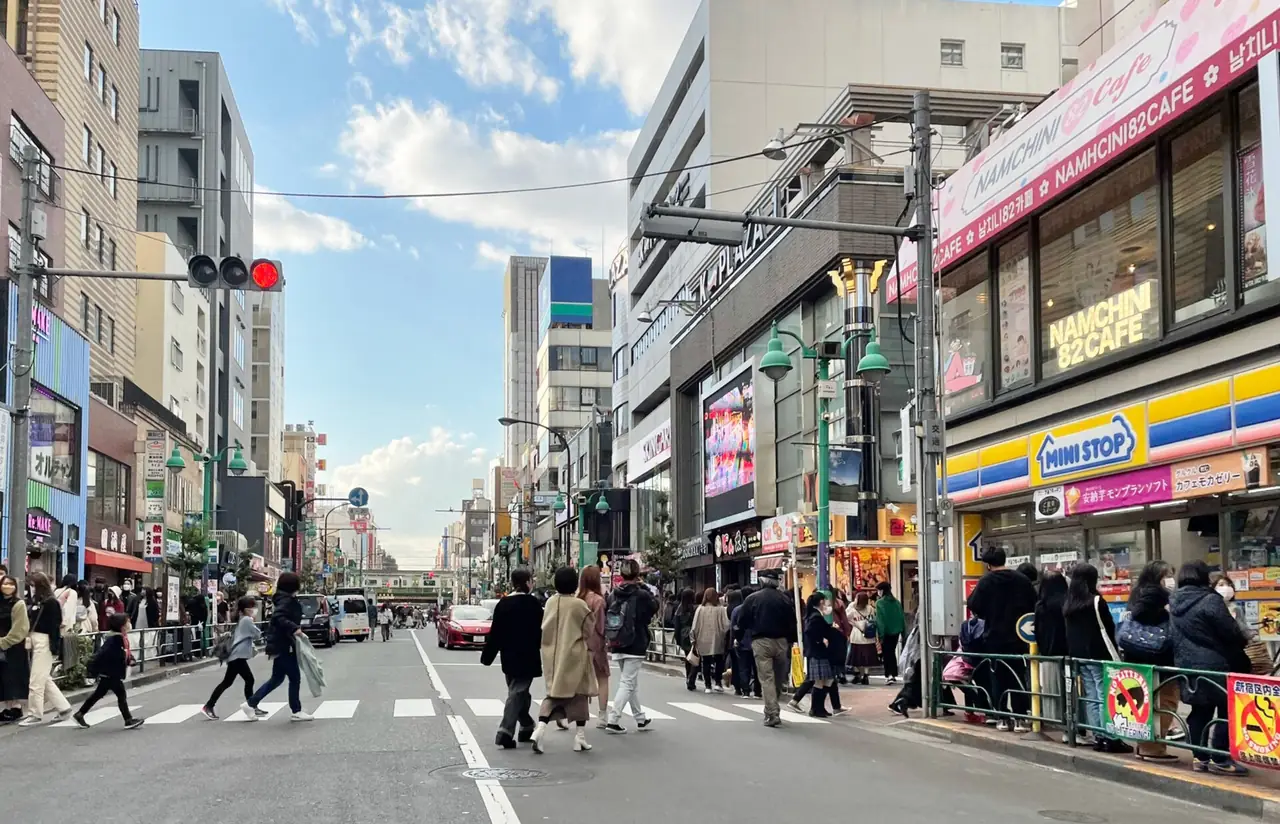 Crowds crossing Okubo-dori in the Shin-Okubo Koreatown