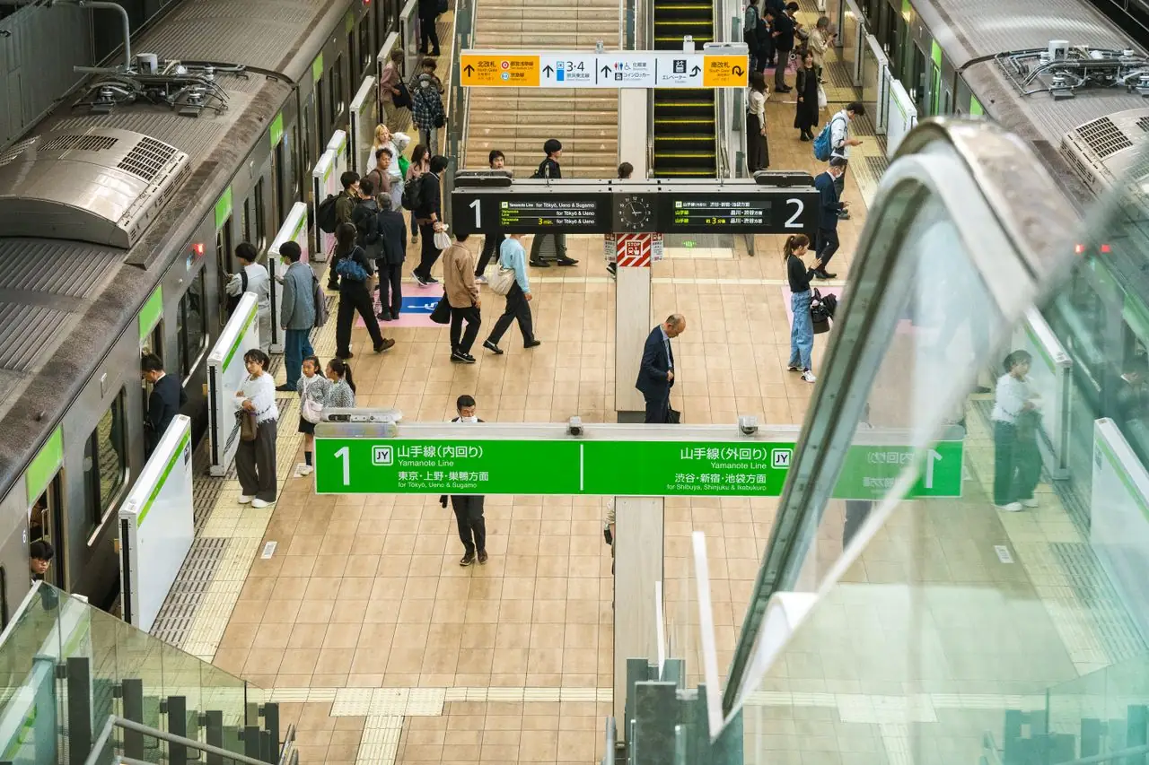 Passengers on a JR Yamanote Line platform in Tokyo seen from above
