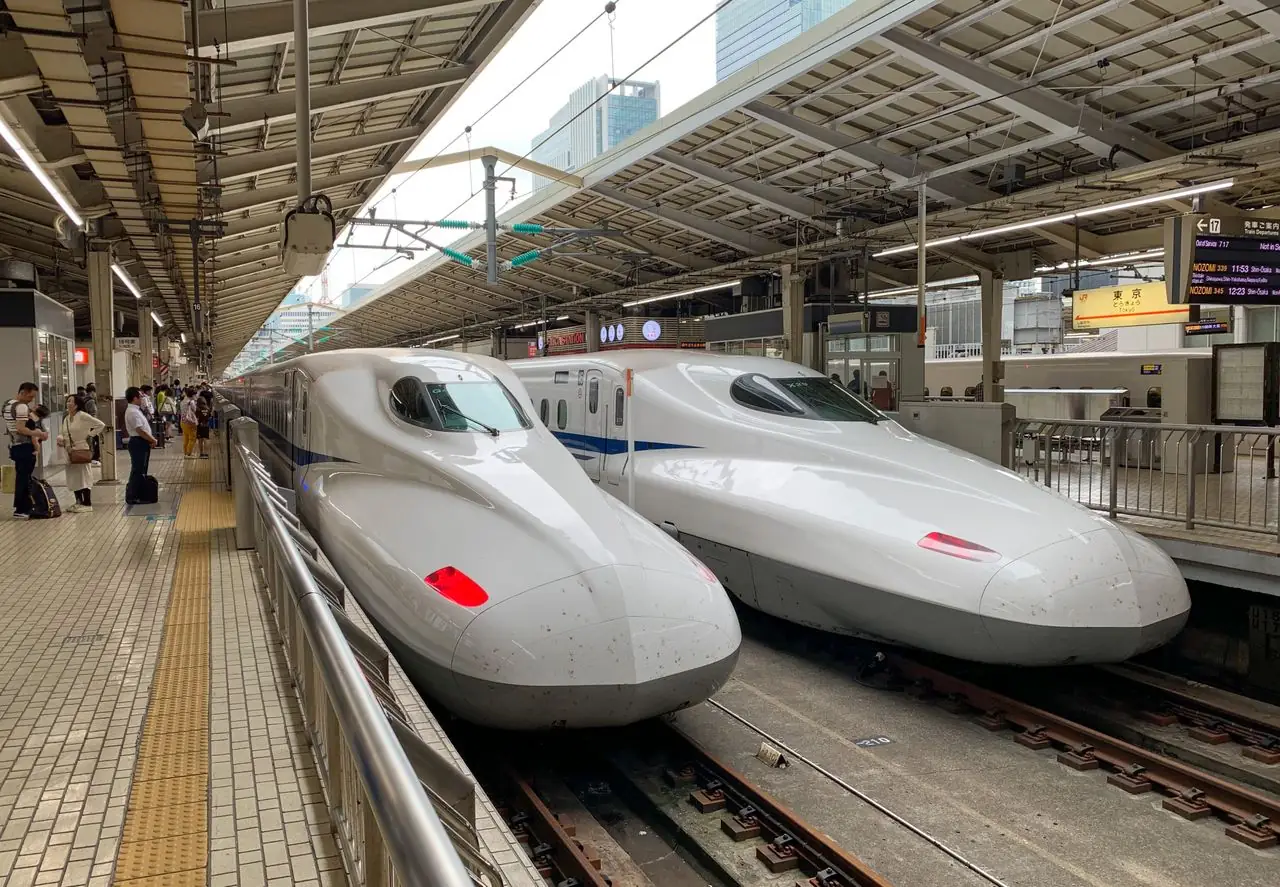 Two Tokaido Shinkansen trains waiting at the platforms of Tokyo Station